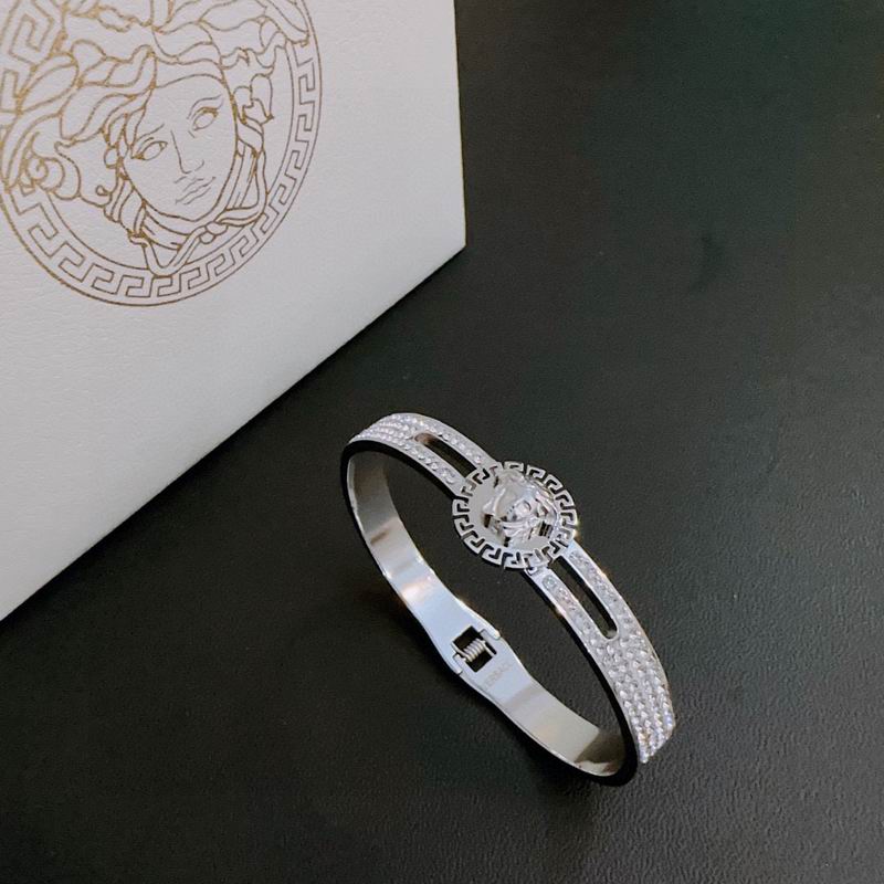 Versace bracelet lyx357